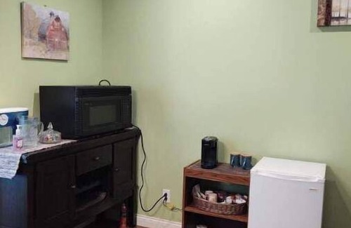 Geneva-on-the-Lake Cottage | GOTL Quiet Family Cottage: ctrl HVAC, kitchen, spa shower, jetted bath,14 guests
