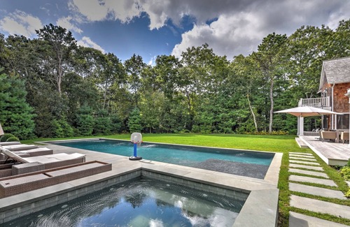 Wainscott House | Gourmet Kitchen with Stainless Appliances and Breakfast Bar, Furnished.