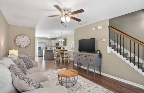 Clarksville Apartment | Gov`s Getaway| Cozy 2 BR Near I24 & King Bed