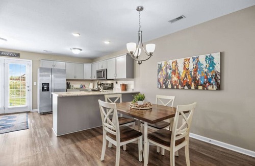 Clarksville Apartment | Gov`s Getaway| Cozy 2 BR Near I24 & King Bed