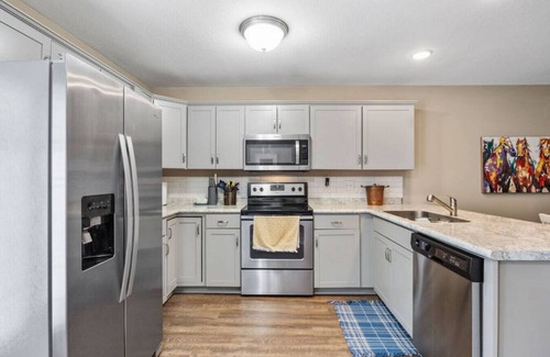 Clarksville Apartment | Gov`s Getaway| Cozy 2 BR Near I24 & King Bed