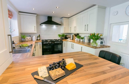 Beaumaris Cottage | Gower Cottage - a town that sleeps 4 guests in 2 bedrooms