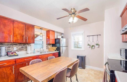 Appleton House | -Graceland Getaway - sleeps 6