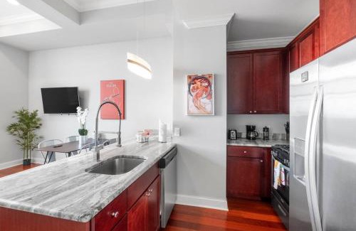 North Philadelphia East Apartment | Grand 1br W Rooftop Pool & Gym