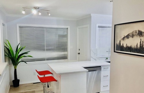 South Surrey House | Grand 3 bedroom, Chef’s kitchen, 2 bathrooms, 75’ OLED TV hot tub near Vancouver