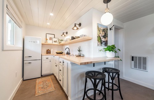 Williams House | Grand Canyon Close Tiny House: 3 Block Walk to Town: Fire Pit, AC, WiFi