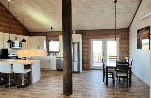 Valle Cabin | Grand Canyon Cozy Log Home with Hot Tub