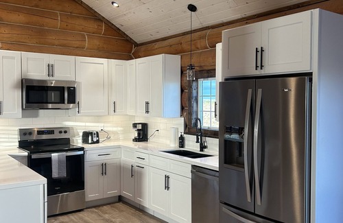 Valle Cabin | Grand Canyon Cozy Log Home with Hot Tub