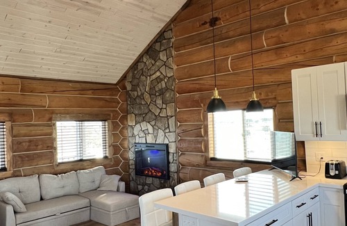 Valle Cabin | Grand Canyon Cozy Log Home with Hot Tub