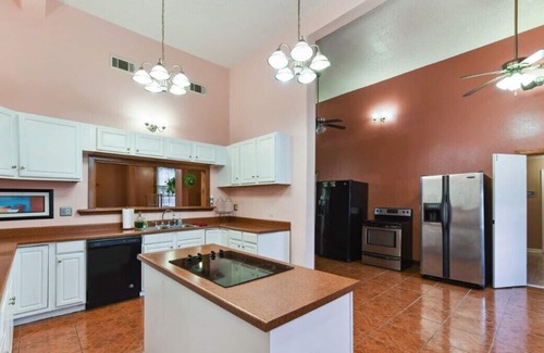Holy Cross District House | Grand Group Retreat w/ Parking, 5 Baths & 6 TVs