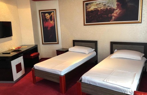 Mbrostar-Urë Hotel | Grand Hotel Petrol