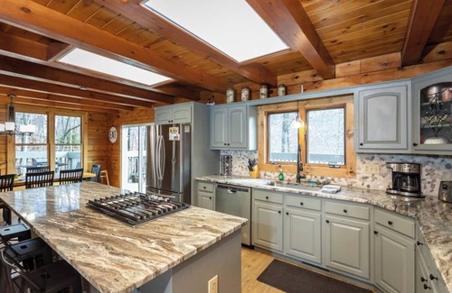 McGaheysville Cabin | Grand Log Home Billiard Table 5000 sq feet Hot Tub FirePit Oversized Deck w/VIEWS Pet Friendly