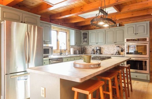McGaheysville Cabin | Grand Log Home Billiard Table 5000 sq feet Hot Tub FirePit Oversized Deck w/VIEWS Pet Friendly