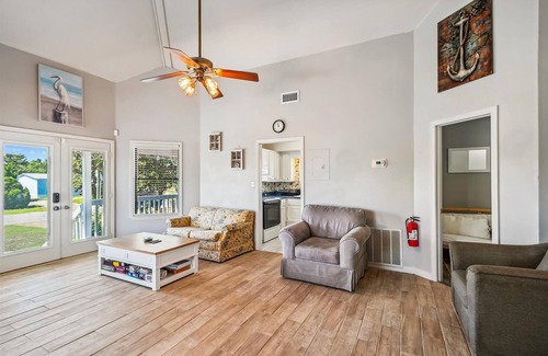 North Lagoon Oaks House | Grand Oaks - 2 Bedroom/1 Bath Private Home. Dog Friendly!