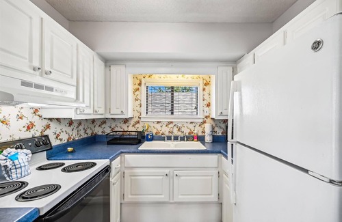 North Lagoon Oaks House | Grand Oaks - 2 Bedroom/1 Bath Private Home. Dog Friendly!