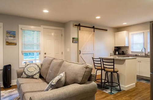 Charleston Cottage | Grand Oaks Cottage: Ideal Location!