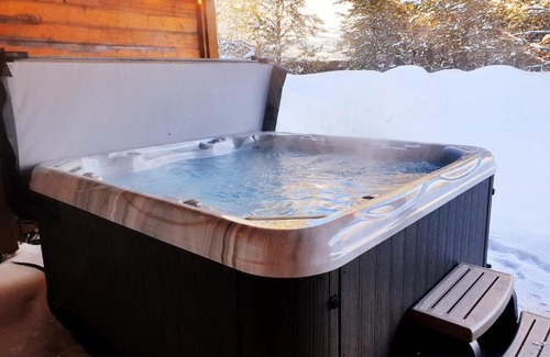 Island Park House | Grand Point Lodge by KABINO Air Conditioning Hot Tub Foosball Fire Pit WiFi Huge
