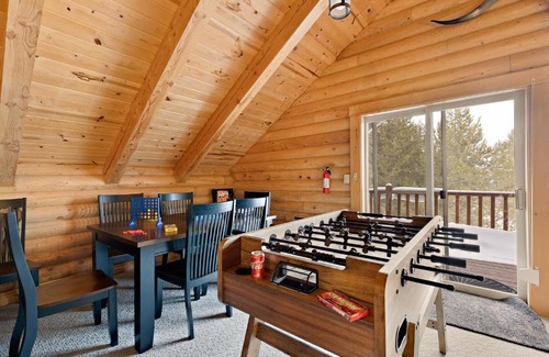 Island Park House | Grand Point Lodge by KABINO Air Conditioning Hot Tub Foosball Fire Pit WiFi Huge
