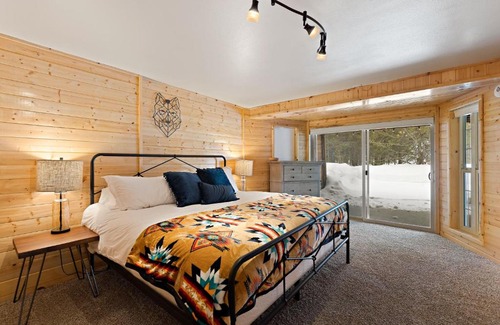 Island Park House | Grand Point Lodge by KABINO Air Conditioning Hot Tub Foosball Fire Pit WiFi Huge