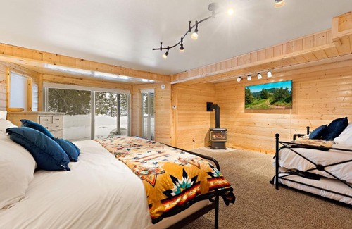 Island Park House | Grand Point Lodge by KABINO Air Conditioning Hot Tub Foosball Fire Pit WiFi Huge