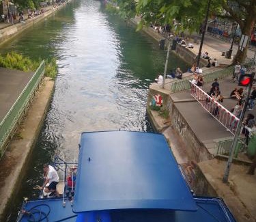 Hopital Saint-Louis Apartment | Grand studio Canal St Martin Paris 1 lit double