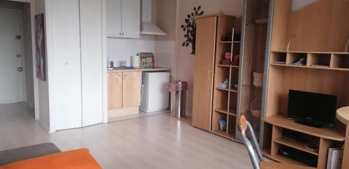 Hopital Saint-Louis Apartment | Grand studio Canal St Martin Paris 1 lit double