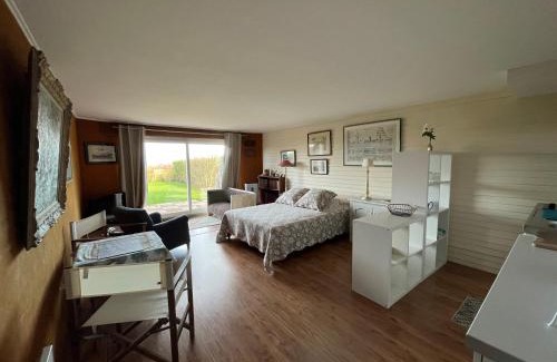 Ver-sur-Mer Apartment | Grand Studio Vue Mer et Jardin