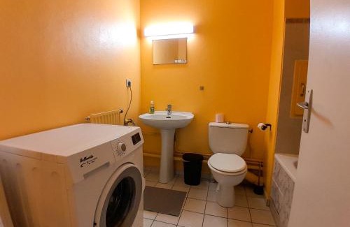 Sartrouville Apartment | Grand T1 proche RER A, Vrai lit, Cuisine séparée