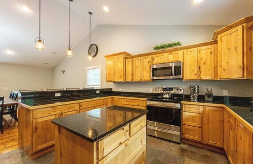 Interlochen House | Grand Traverse Therapy-Hot Tub/PoolTable/AC