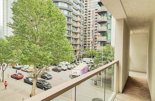 Canary Wharf Apartment | Grand Two Bedroom Apartment in Canary Wharf by MySquare