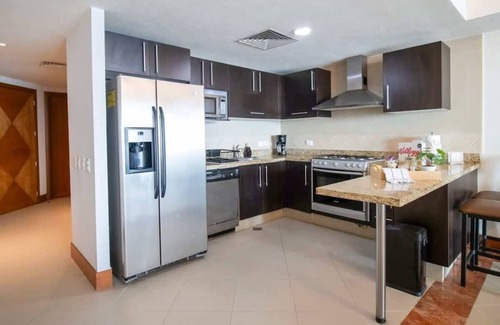 South Hotel Zone Condo | Grand Venetian Oceanview Spa Tub, Pools, Gym. Best location in town!