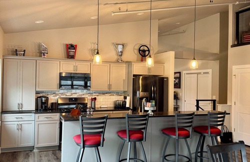 Elkhart Lake Condo | GRAND VILLA Luxury 5-Bed Motorsport Retreat–1 Mi to Road America & Elkhart Lake