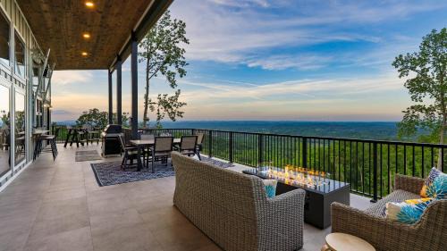 Sevierville House | Grand Vista Retreat by AvantStay Luxury Group Retreat w Indoor Pool, Arcade & 56-Mile Views