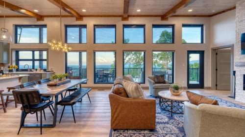 Sevierville House | Grand Vista Retreat by AvantStay Luxury Group Retreat w Indoor Pool, Arcade & 56-Mile Views