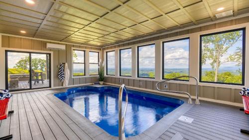 Sevierville House | Grand Vista Retreat by AvantStay Luxury Group Retreat w Indoor Pool, Arcade & 56-Mile Views