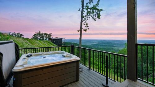 Sevierville House | Grand Vista Retreat by AvantStay Luxury Group Retreat w Indoor Pool, Arcade & 56-Mile Views