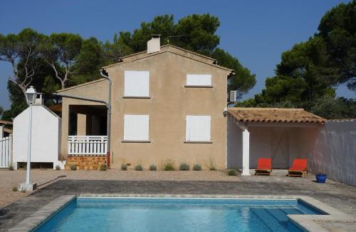 Cavaillon Bed & Breakfast | Grande chambre d'hôte dans maison provençale avec piscine