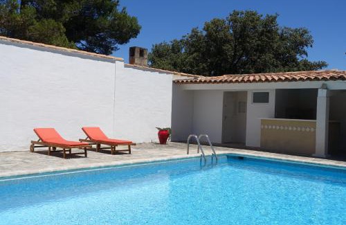 Cavaillon Bed & Breakfast | Grande chambre d'hôte dans maison provençale avec piscine