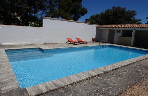 Cavaillon Bed & Breakfast | Grande chambre d'hôte dans maison provençale avec piscine