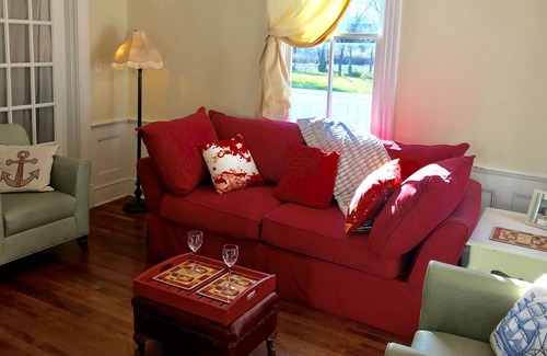 Portsmouth House | GRANDMAs QUIET WATERFRONT HOME