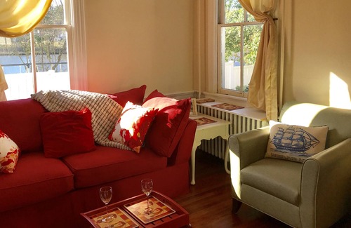 Portsmouth House | GRANDMAs QUIET WATERFRONT HOME