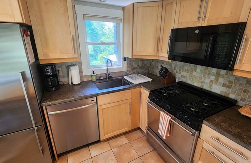 Bar Harbor Cottage | Grapevine Cottage-Charming 1-Bedroom Retreat Near Acadia National Park
