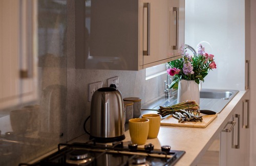 Pitchcombe Cottage | Gras Lodge, Middle Littleton - sleeps 4 guests in 2 bedrooms