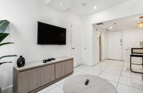 South of Fifth Apartment | Grazia Holiday Suites - Near The Beach !