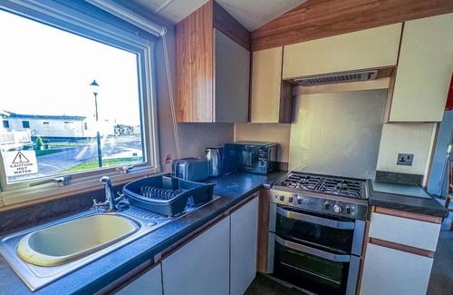 Clacton-on-Sea House | Great 10 berth caravan at Martello Beach Holiday Park ref 29045DW