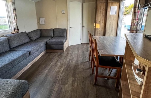Clacton-on-Sea House | Great 10 berth caravan at Martello Beach Holiday Park ref 29045DW