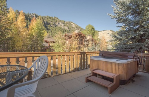 Ketchum Condo | Great 2 bed condo, Private deck & hot tub. Best location in Ketchum!