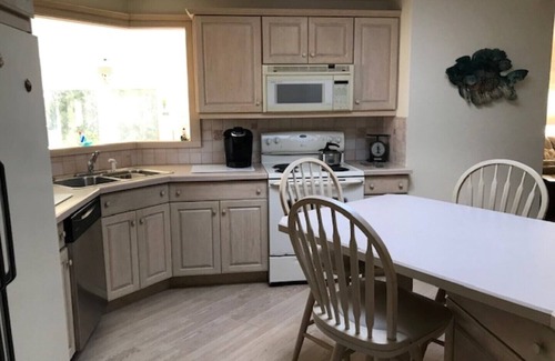 Madison House | Great 3BD/2BA Sunny Ranch with Private Beach and Large Yard