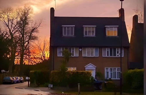 Thornton House | Great 5-Bedroom House in Thornton Road sleeps 14+ T7
