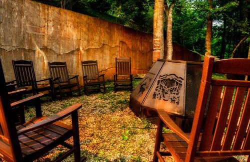 Pittman Center Ski Chalet | Great Alpine - 4 KingSuites- October Deals-Views-Hot Tub-FirePit-GameRm